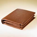  Thanks to an expansion fold the wallet keeps its shape and will sit comfortably in every trouser or coat pocket without bulging or ripping.