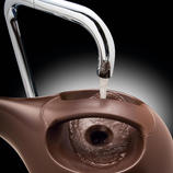  Simply pour water into the depression at the top opening. You don&rsquo;t need to worry about water spilling out &ndash; it automatically flows into the watering can.