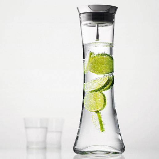 Carafe with automatic stopper This Scandinavian design serves water with style. With stainless steel lid & strainer insert.