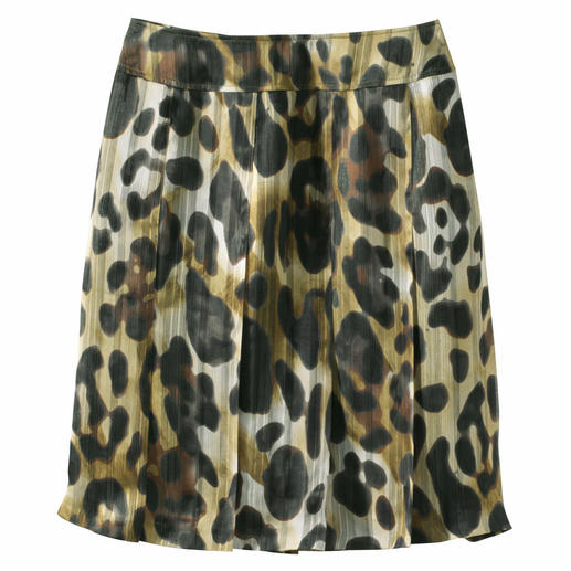 Leo Pleated Skirt Classy and unique. A versatile all-rounder. The pleated, no-fuss leopard-pattern skirt &ndash; wash, dry, wear.