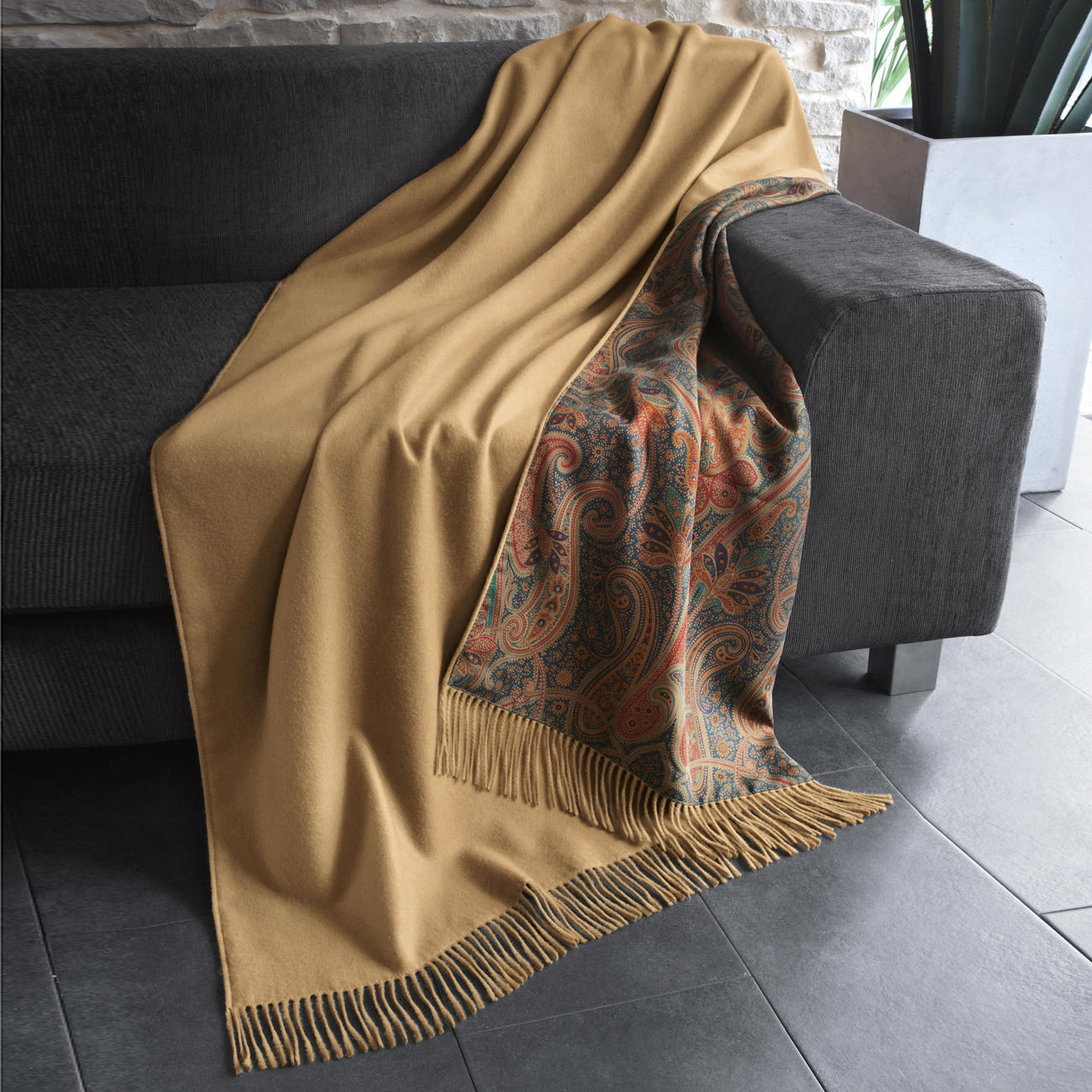 Cashmere/Silk Throw Cool silk and the warmth of cashmere A luxurious