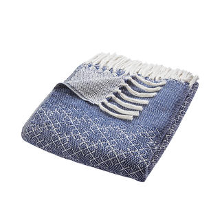 Cuddly Blanket made of PET Bottles Sustainability can be so soft and cuddly. The knitted blanket made of recycled PET bottles.