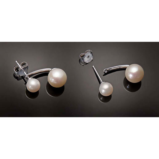 2-in-1 “Floating Pearl” Earrings 1 pair of earrings - 2 looks. The trick: A second pearl that can be hooked on to the back.