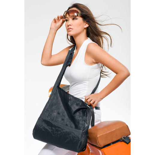 When the shopping bag is in use, you can stow the hard case in the small side compartment. When the shopping bag is in use, you can stow the hard case in the small side compartment.