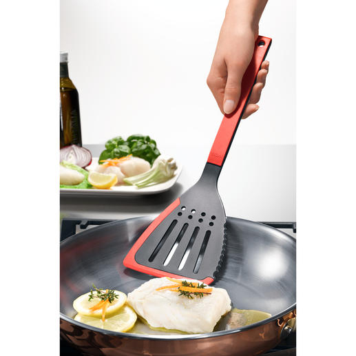 Spatula “Flip it” Made of glass fibre reinforced nylon with flat silicone tip, flexible rim and cutting function.