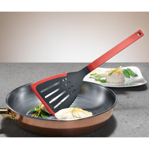 Thanks to the serrated edge you can cut ingredients and food directly in the pan.