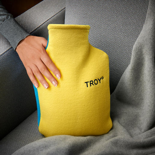 Heat retaining two-sided cover. The yellow side of the cover lets you feel the pleasant warmth. The blue side is double layered and retains the heat much longer. Thanks to the two different colours, the sides can‘t be mixed up.