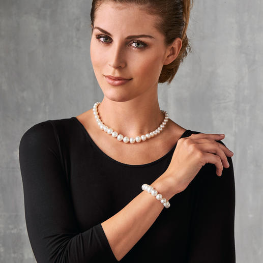 1-row collier necklace with bracelet. 1-row collier necklace with bracelet.