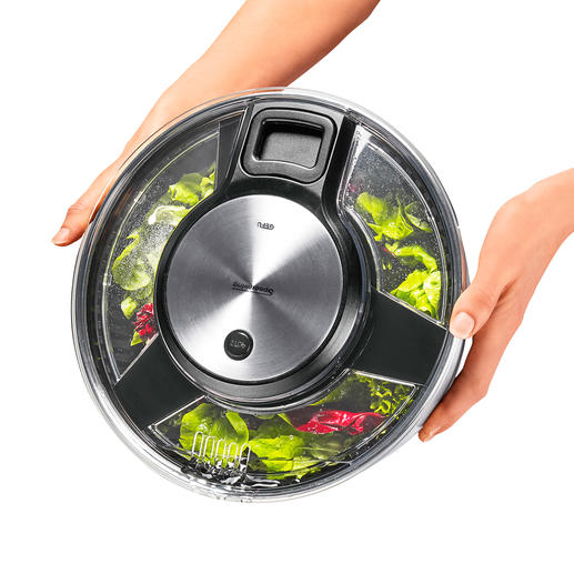 Water can be poured neatly through holes in the lid without having to open the spinner. Water can be poured neatly through holes in the lid without having to open the spinner.