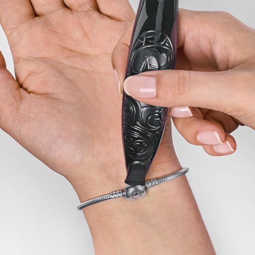 Whether you’re right or left-handed, fastening a bracelet is no longer a problem. Whether you’re right or left-handed, fastening a bracelet is no longer a problem.