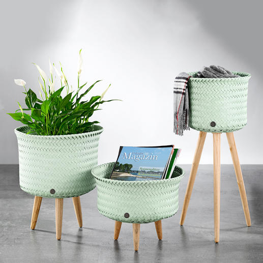 Basket With Legs For plants, magazines, accessories, throws, ... These new baskets have many uses.