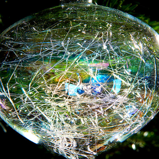 The razor-thin web on the inside always turns out different – each glass object is one of a kind. The razor-thin web on the inside always turns out different – each glass object is one of a kind.