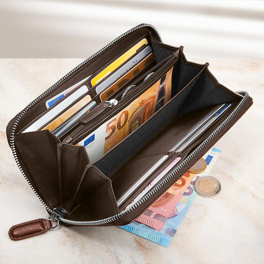With 12 pockets for cards, 5 large pockets for bank notes, receipts, ... and a zip compartment. With 12 pockets for cards, 5 large pockets for bank notes, receipts, ... and a zip compartment.