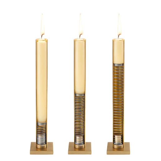 A spiral spring in the stainless steel body gently pushes the candle upwards using the pressure from the spring.