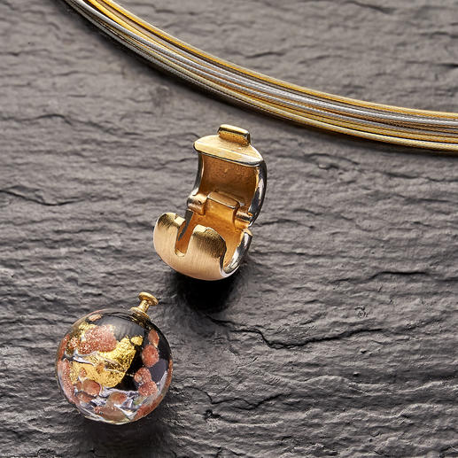 The clip closure allows you to change the Murano glass bead quickly and easily.