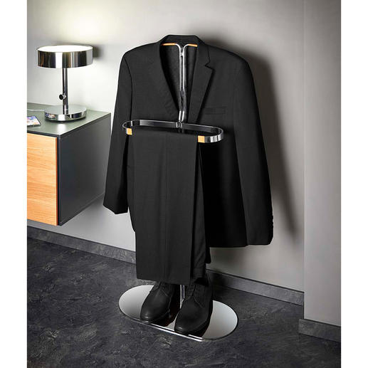 Your jackets and shirts can air optimally on the narrow, yet load-bearing hanger.