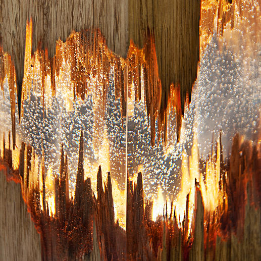 Transparent resin gives a clear view of the charming splintered structure of the wood. Transparent resin gives a clear view of the charming splintered structure of the wood.