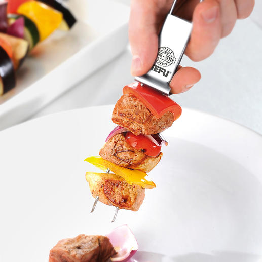 Simply push the sliding scraper forward and your food will glide safely onto the plate.