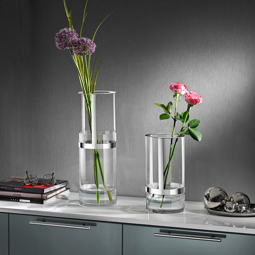 Height-adjustable Vase The award winning glass vase that adapts perfectly to your bouquets.