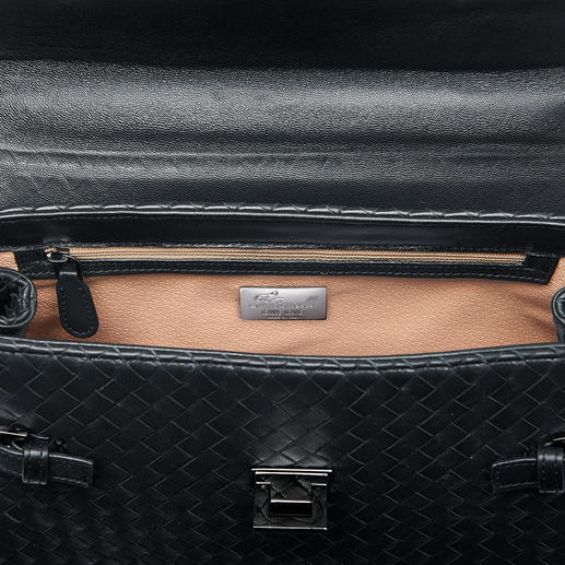 Mobile phone, papers, keys, ... neatly stowed away in the inside zip pocket and two slash pockets. Mobile phone, papers, keys, ... neatly stowed away in the inside zip pocket and two slash pockets.