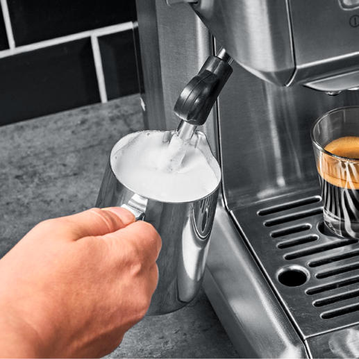 With practical 360°C steam nozzle for delicious milk foam or hot water. With practical 360°C steam nozzle for delicious milk foam or hot water.