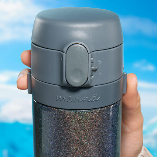 Freshly brewed tea anywhere, just the way you like it: Just fill with hot water, pour the tea into the stainless steel sieve and screw the brewing unit including lid onto the bottle. Freshly brewed tea anywhere, just the way you like it: Just fill with hot water, pour the tea into the stainless steel sieve and screw the brewing unit including lid onto the bottle.