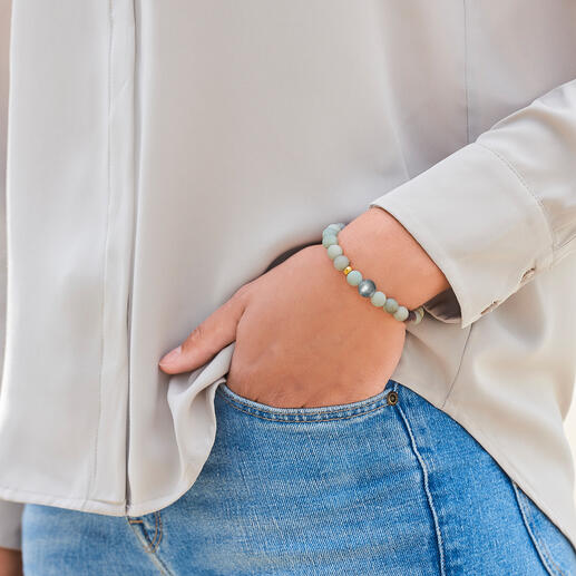 The elegant premium bracelet can be combined with any look, any time of day.