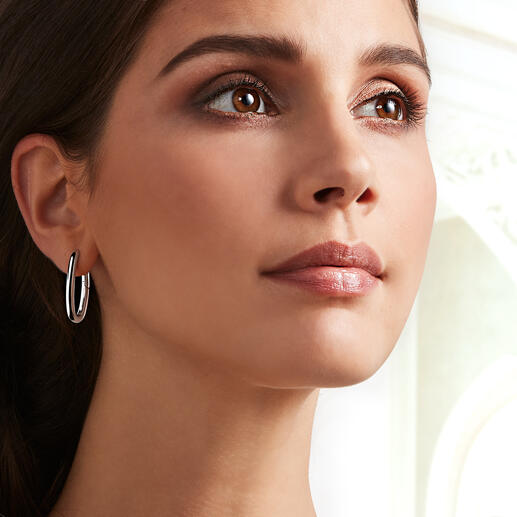 The clean style creole earrings made of 925 sterling silver are just right for your daily wardrobe. The clean style creole earrings made of 925 sterling silver are just right for your daily wardrobe.