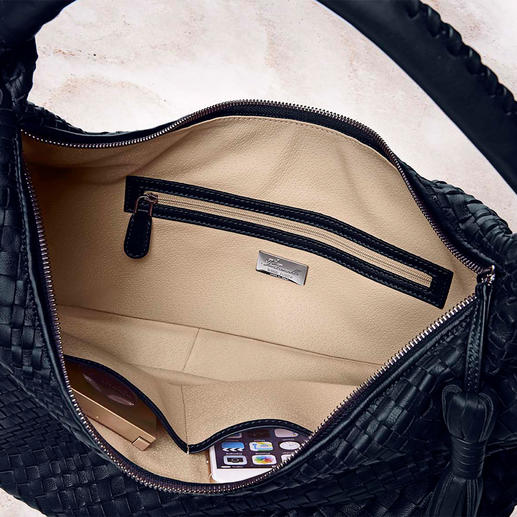 Two slot pockets and a separate zip pocket keep the contents organized and easily visible due to the light beige-coloured lining. Two slot pockets and a separate zip pocket keep the contents organized and easily visible due to the light beige-coloured lining.