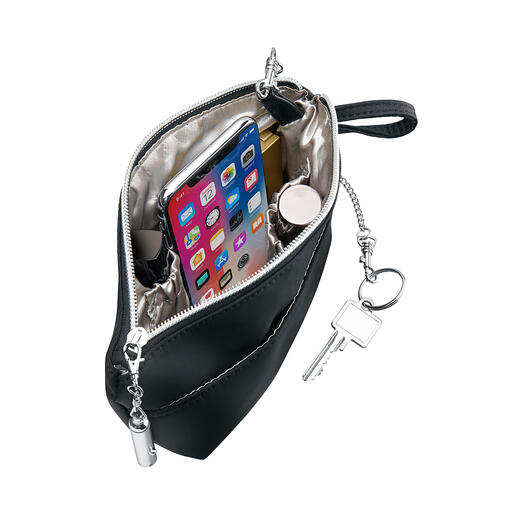 Bag’nBag allows you to transfer everything you need to another handbag in one go.