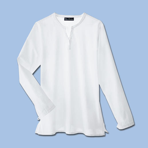 Beach Shirt A quick cover-up. Beach shirt in light cotton batiste. Utter simplicity for that perfect look.