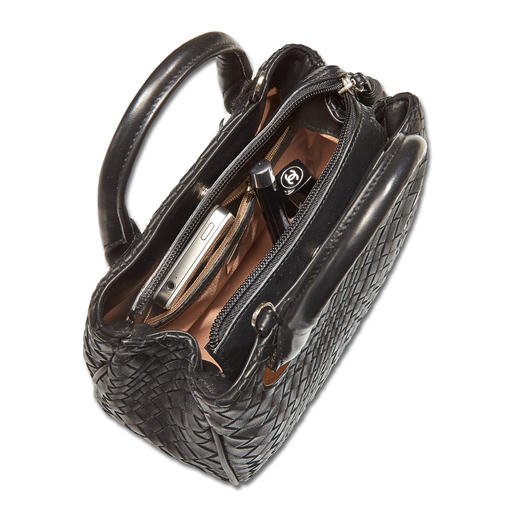 Two inside pockets and two additional compartments store your belongings neatly and clearly. The zipped compartment protects against pickpocketing. Two inside pockets and two additional compartments store your belongings neatly and clearly. The zipped compartment protects against pickpocketing.