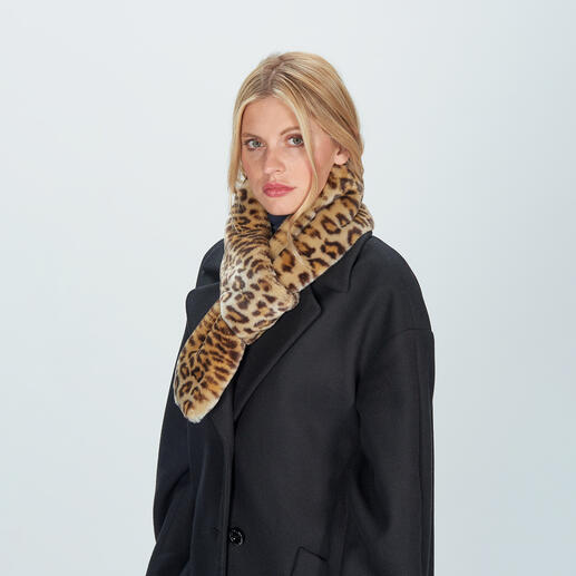 molliolli Leopard Pattern Loop Scarf A trendy update of an elegant classic: The loop scarf made of high-quality fake leopard fur.