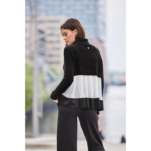 TWINSET Pleated turtleneck Chunky knitwear meets delicate pleating. A layered look from the „inventor“ of the style break: TWINSET.